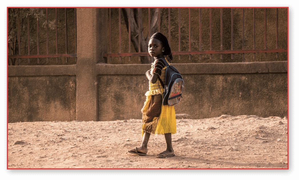 bambina africana con lo zaino di scuola